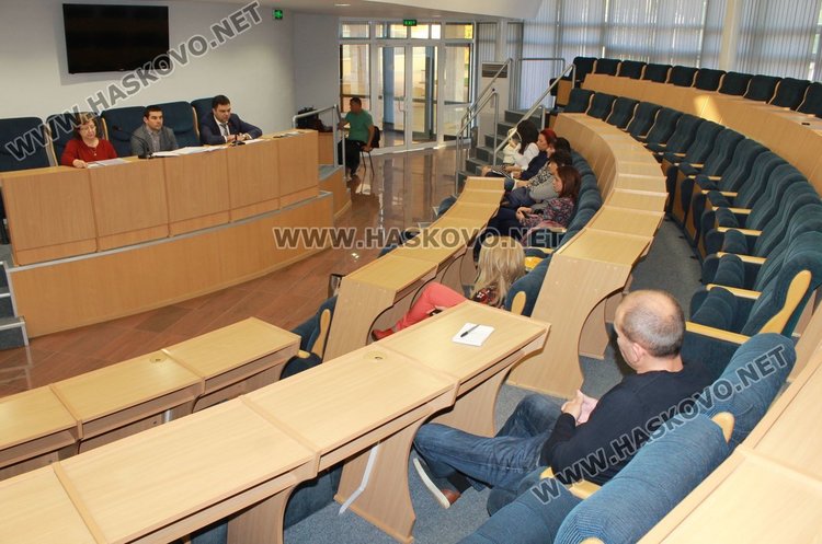 При слаб интерес премина общественото обсъждане за нов кредит, който има намерение да тегли Община Димитровград, за да модернизира учичното осветление на града