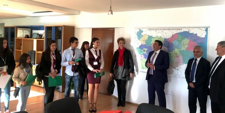 Ученици от Смолян управляват за ден областната администрация