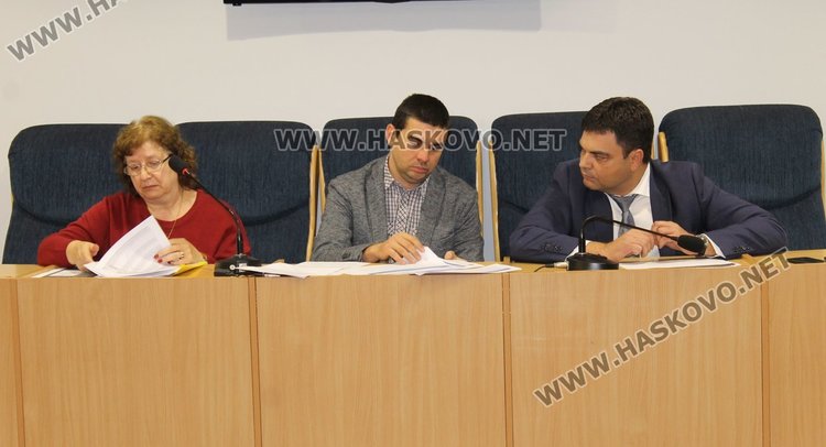 Гл.финасист на общината Татяна Ванчева, Тервел Златев от фирмата извършилра мониторинга и кметът Иво Димов