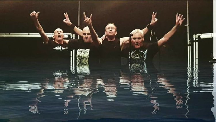 Хасковлия води в България лондонската си група с екс барабаниста на Айрън Мейдън Дъг Сампсън 