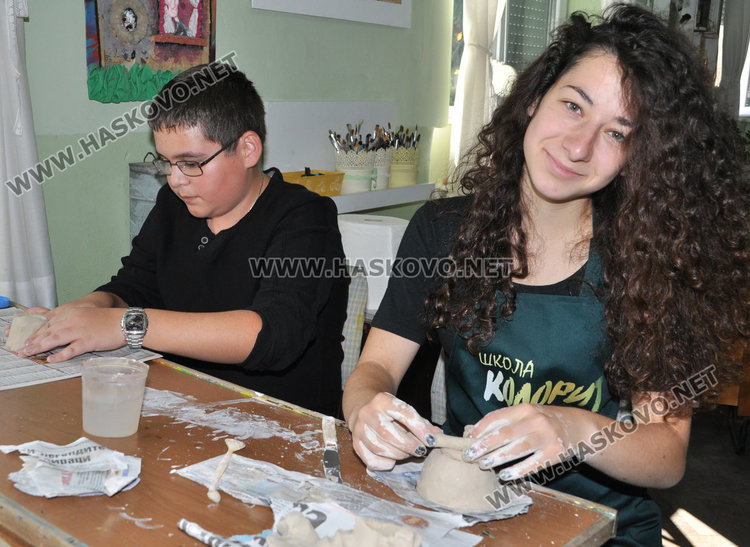 В школа „Колорит“ започнаха занимания с керамика, готвят изложба