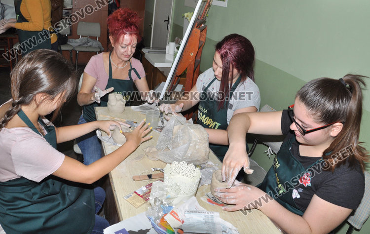 В школа „Колорит“ започнаха занимания с керамика, готвят изложба
