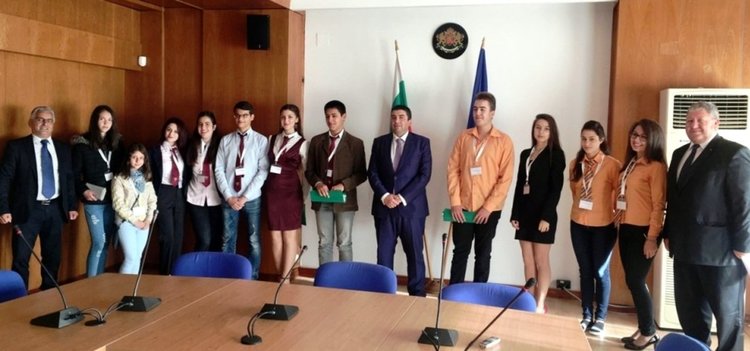 Ученици от Смолян управляват за ден областната администрация