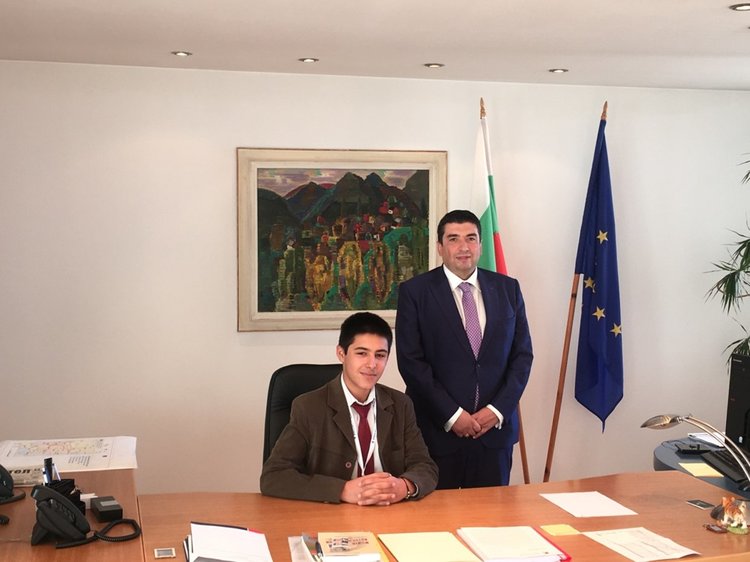 Ученици от Смолян управляват за ден областната администрация