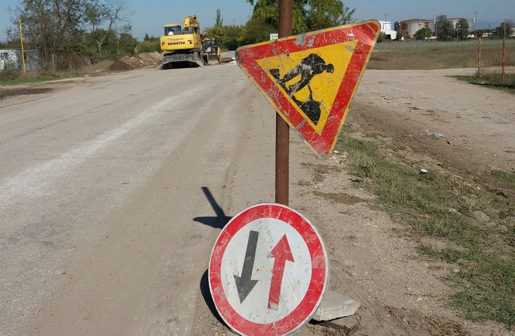 В петък, 13-ти, започна ремонтът по пътя за Бяла река