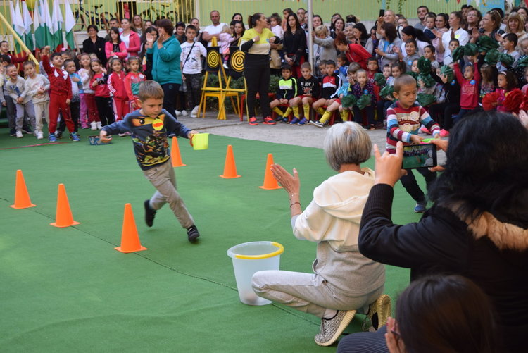 281 деца и техните родители събра спортен празник в детска градина „Райна Княгиня”
