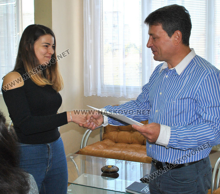 Кметът и шефове в общината с грамоти за добро представяне