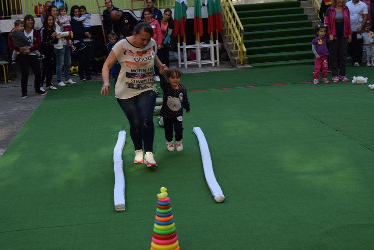 281 деца и техните родители събра спортен празник в детска градина „Райна Княгиня”