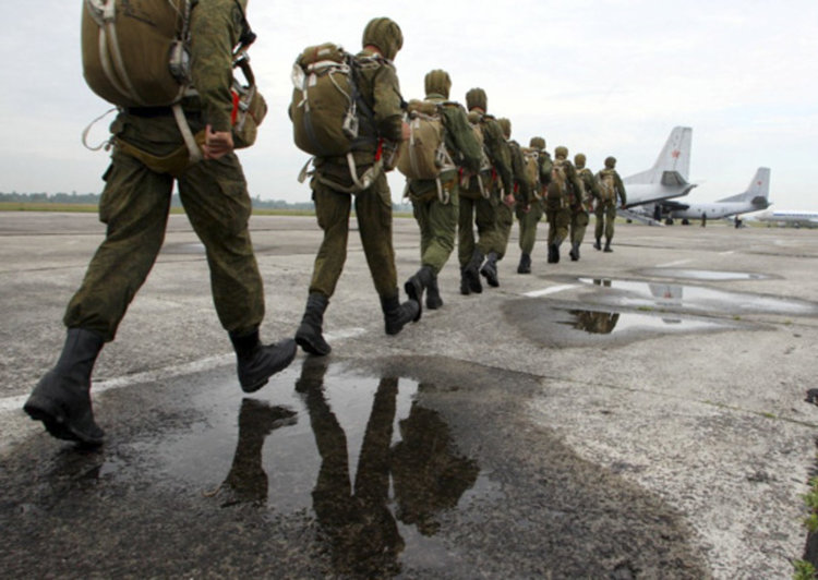 Тренировка за парашутен десант в пълно бойно снаряжение в руския Балтийски флот