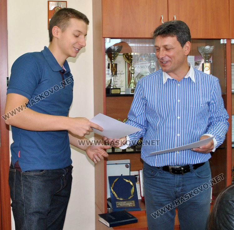 Кметът и шефове в общината с грамоти за добро представяне