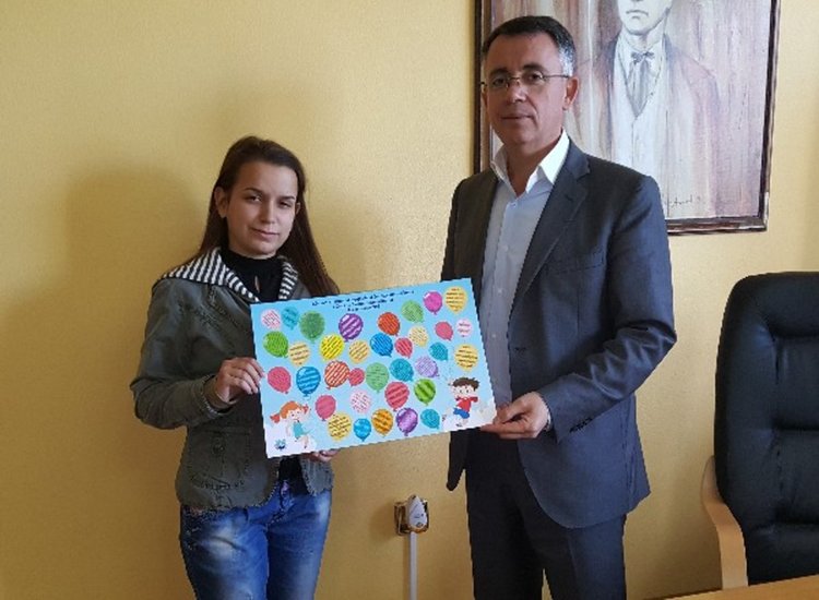 Пано с послания от Съвета на децата получи кметът инж. Хасан Азис