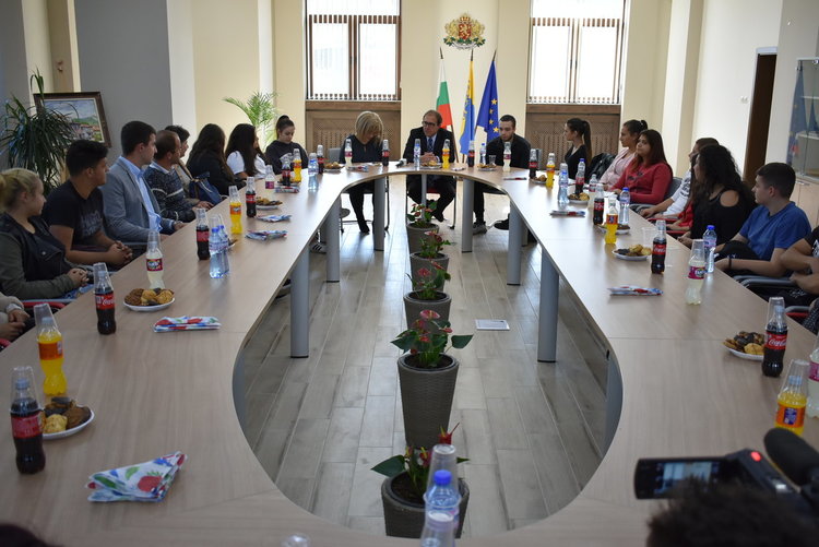 Младежи седнаха на кметския стол в Асеновград