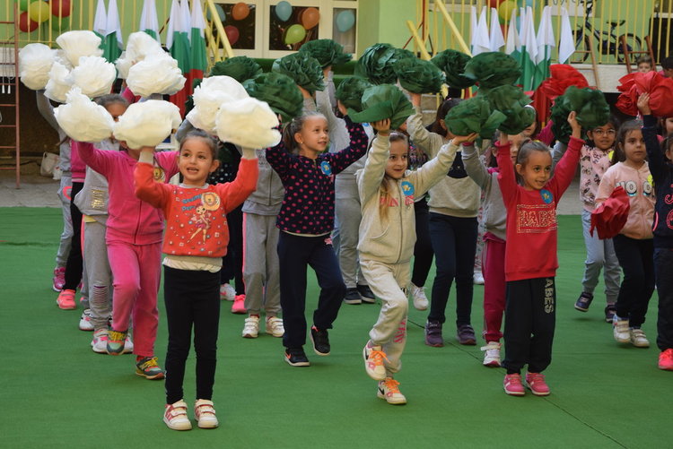 281 деца и техните родители събра спортен празник в детска градина „Райна Княгиня”
