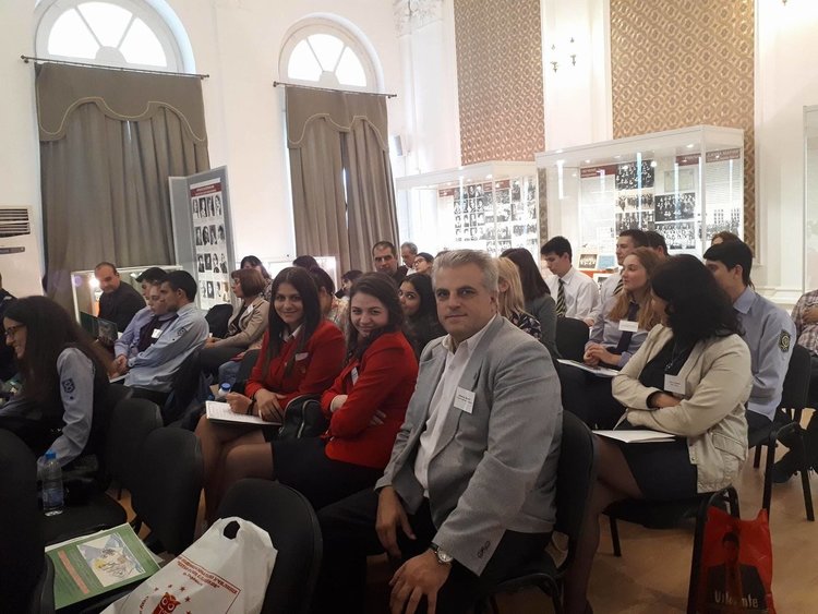 Стиляна и Елица от „Славейков“ с ретроспекция за Кърджали на национална конференция