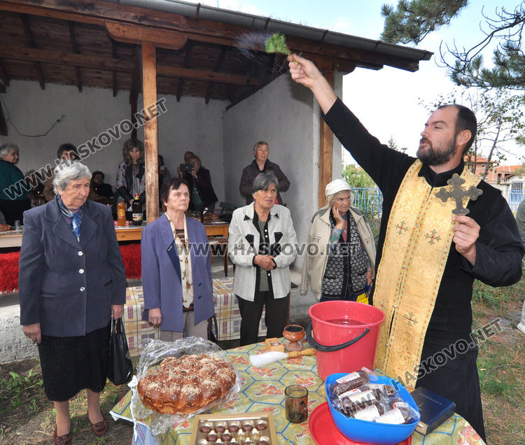 Отец Никола в църквата "Св. Петка" във Войводово