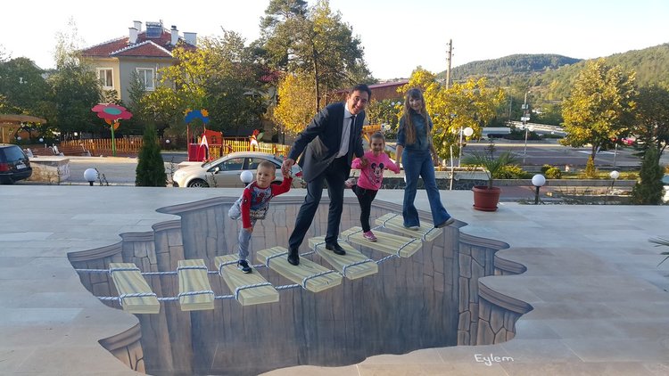 Уникална 3D рисунка забавлява жителите на Кирково