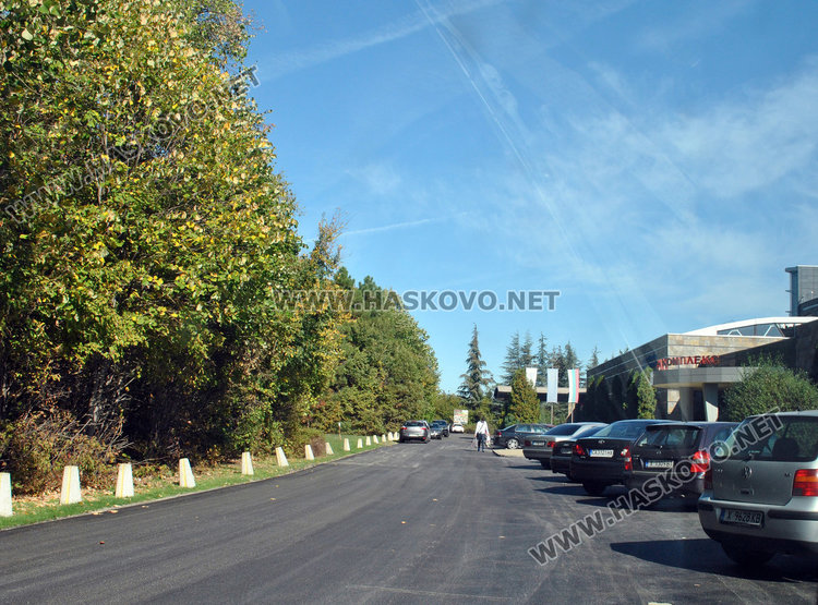 Общината асфалтира алеята и паркинга пред хотел „Европа“, кметът отрича да е нареждал ремонта