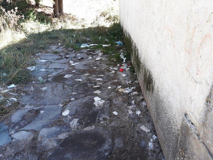 Какво се случва с нацията, когато "портретите" на светите личности висят над боклука?