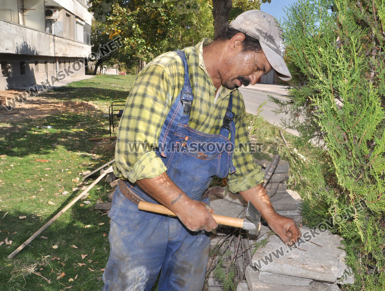 Съседи повикаха неволята и запретнаха ръкави да си стегнат входа