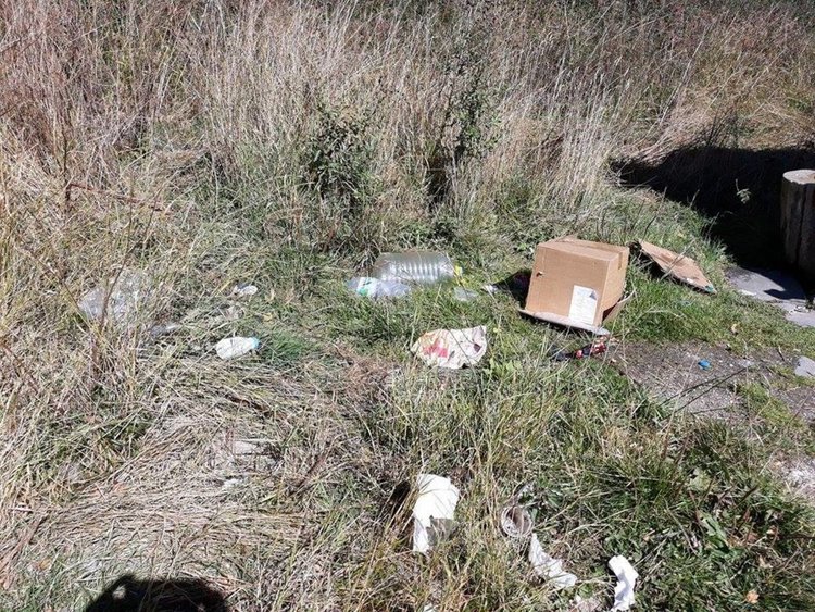 Какво се случва с нацията, когато "портретите" на светите личности висят над боклука?