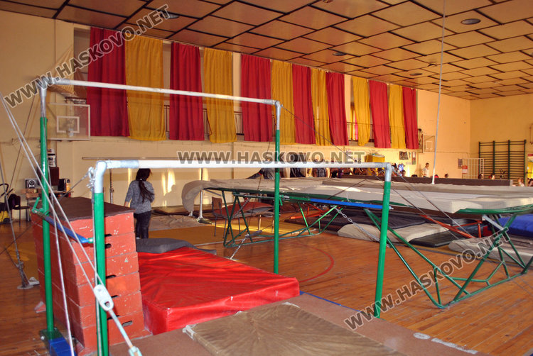 Куп медали за гимнастичките на „Юнак“, родители се жалваха от мизерната зала