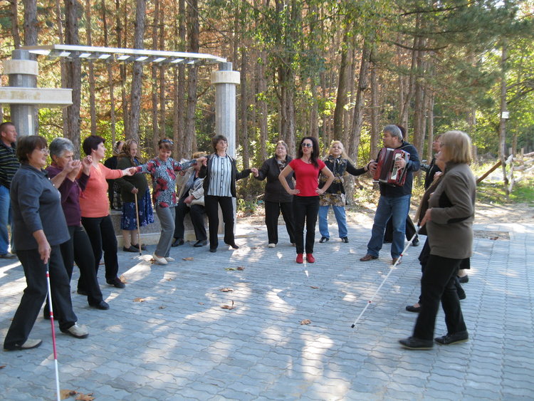 Незрящи смолянчани изкатериха Перперикон за Деня на Белия бастун