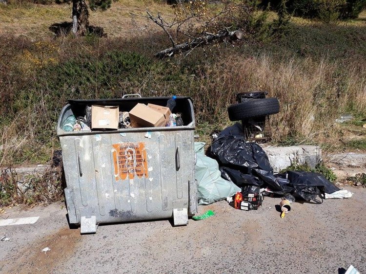 Какво се случва с нацията, когато "портретите" на светите личности висят над боклука?