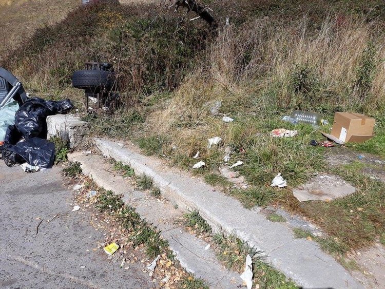 Какво се случва с нацията, когато "портретите" на светите личности висят над боклука?