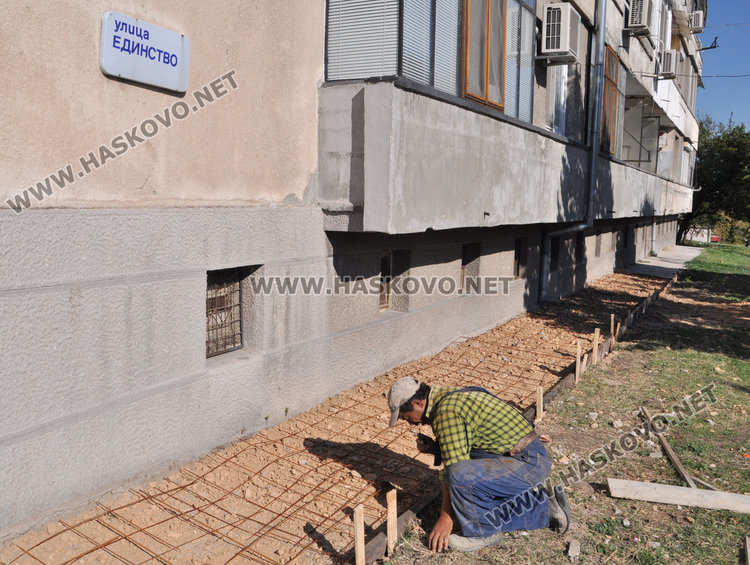Съседи повикаха неволята и запретнаха ръкави да си стегнат входа