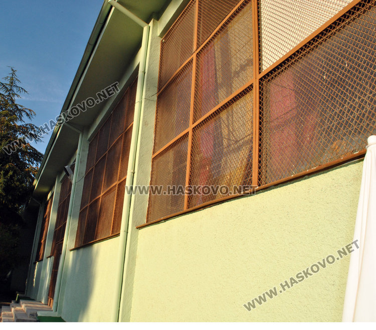 Куп медали за гимнастичките на „Юнак“, родители се жалваха от мизерната зала