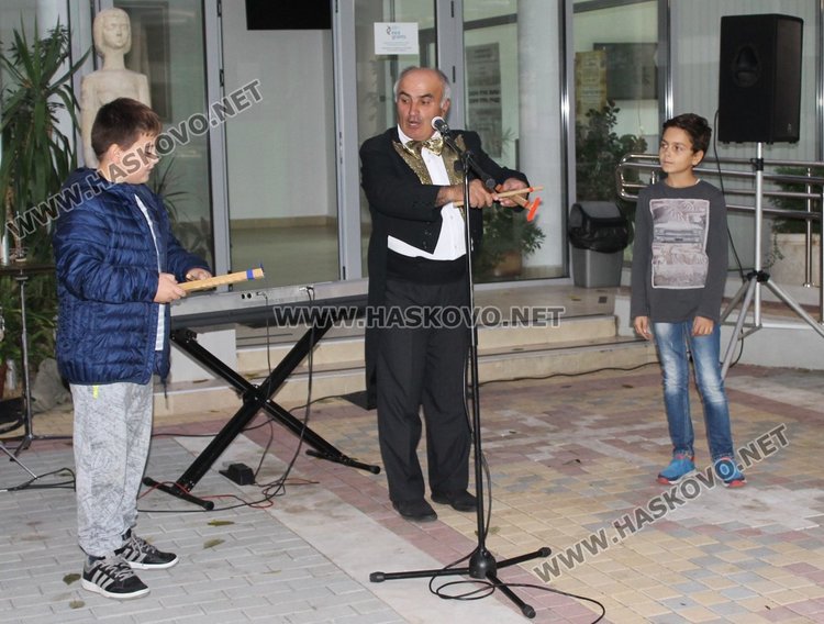 програмата, която бе показана участва емблематичният за региона фокусник Мистър Шако.