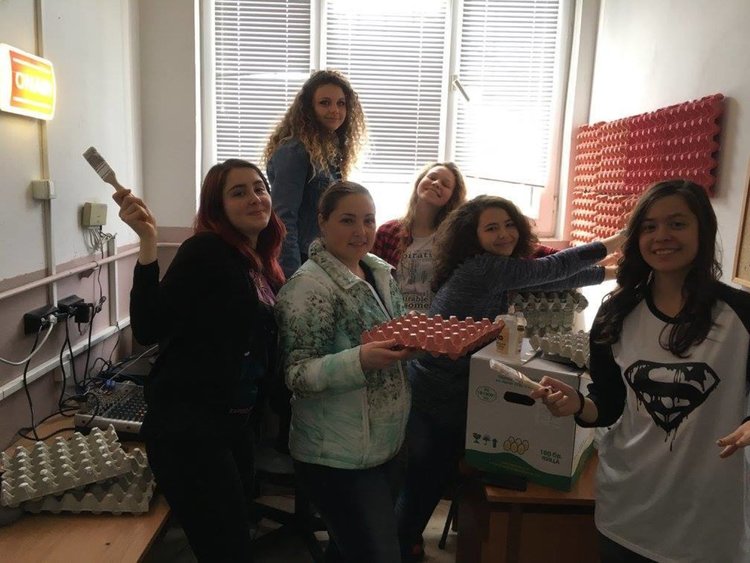 Младежи от Езиковата гимназия в Смолян си направиха училищно радио, опаковаха го с кори от яйца