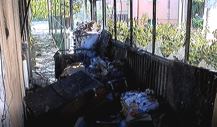 От дома на ул. "Дунав" 17 не е останало абсолютно нищо, пощадено от огнената стихия.Asenovgrad.NET