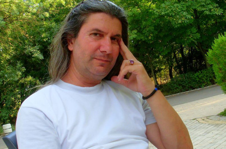 Желаещите да помогнат на Ценко Симеонов и семейството му, които останаха без покрив над главите точно преди зимата, могат да го направят засега на място на ул. "Дунав" 17. В скоро време на различни точки в града ще бъдат поставени и кутии за дарения.