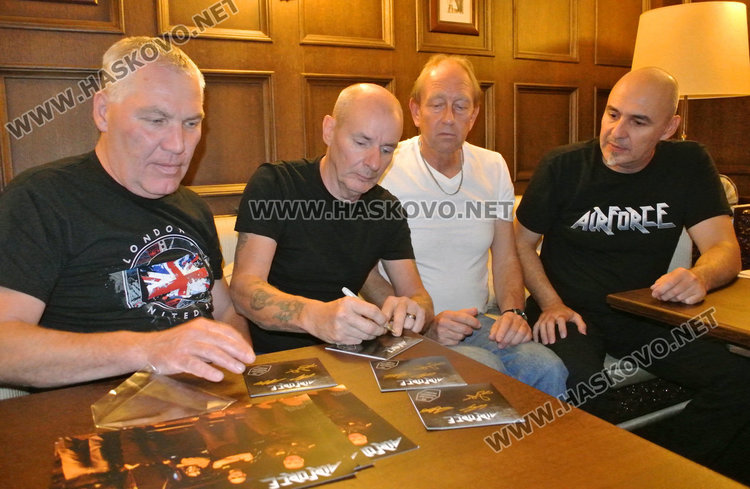 Рокаджия от Хасково записва дует с първия вокалист на Iron Maiden