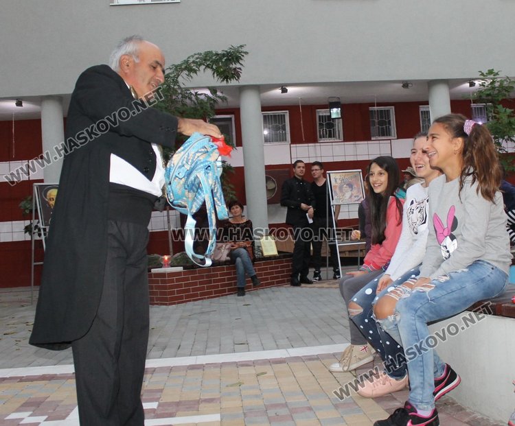 програмата, която бе показана участва емблематичният за региона фокусник Мистър Шако.