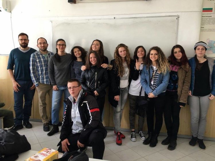 Младежи от Езиковата гимназия в Смолян си направиха училищно радио, опаковаха го с кори от яйца