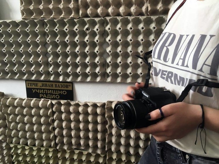 Младежи от Езиковата гимназия в Смолян си направиха училищно радио, опаковаха го с кори от яйца