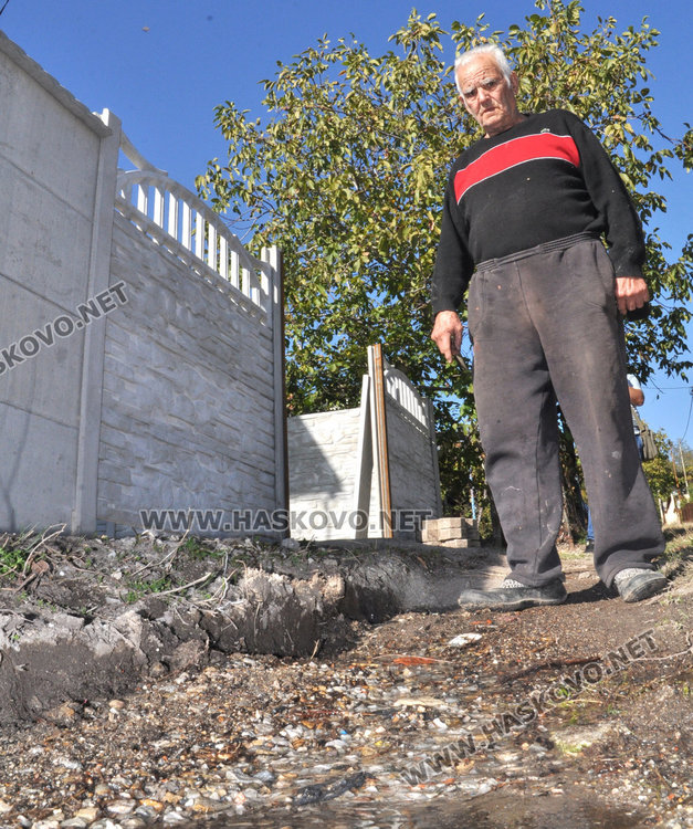 Добри Генев показва теча на улицата