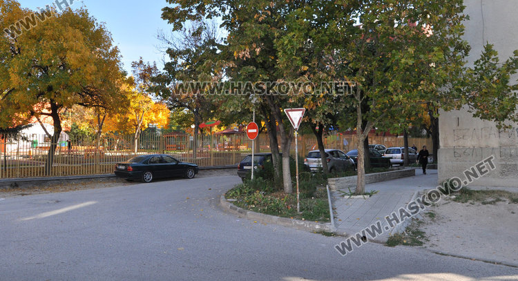 Блок в Орфей: Живеем на улица, по която и каруци не минават