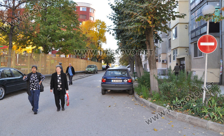 Блок в Орфей: Живеем на улица, по която и каруци не минават