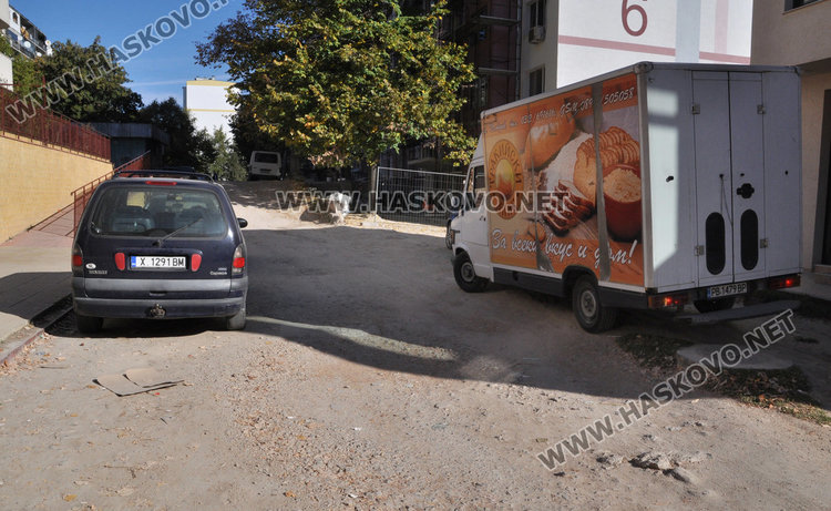 Блок в Орфей: Живеем на улица, по която и каруци не минават