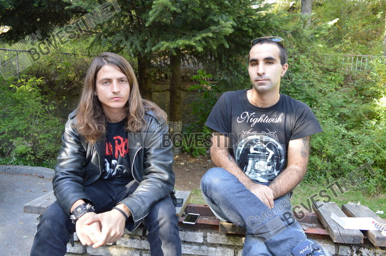 Даниел и Тодор са единствените работещи в младежката банда и се надяват на помощ, за да намерят зала