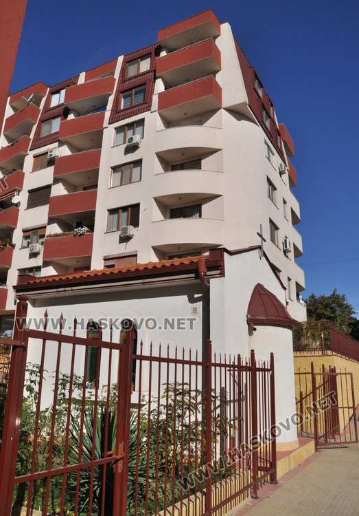 Блок в Орфей: Живеем на улица, по която и каруци не минават