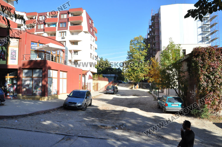 Блок в Орфей: Живеем на улица, по която и каруци не минават