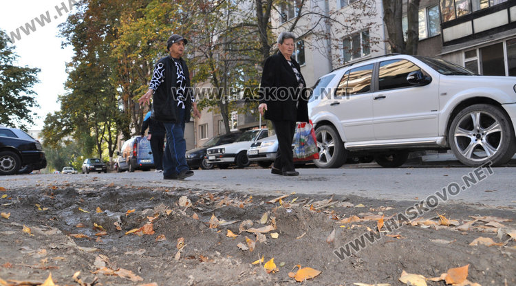 Блок в Орфей: Живеем на улица, по която и каруци не минават