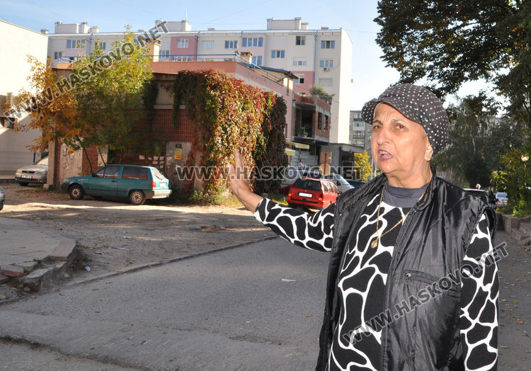 Блок в Орфей: Живеем на улица, по която и каруци не минават