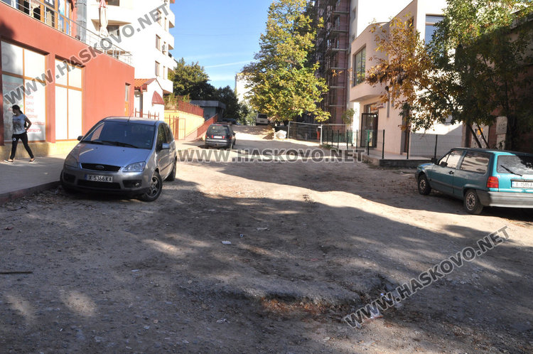 Блок в Орфей: Живеем на улица, по която и каруци не минават