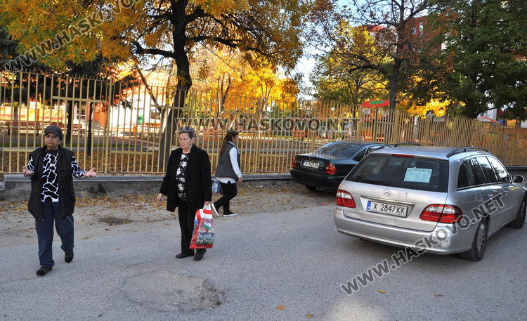 Блок в Орфей: Живеем на улица, по която и каруци не минават