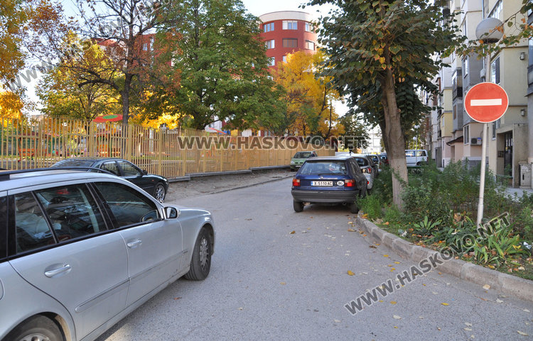 Блок в Орфей: Живеем на улица, по която и каруци не минават